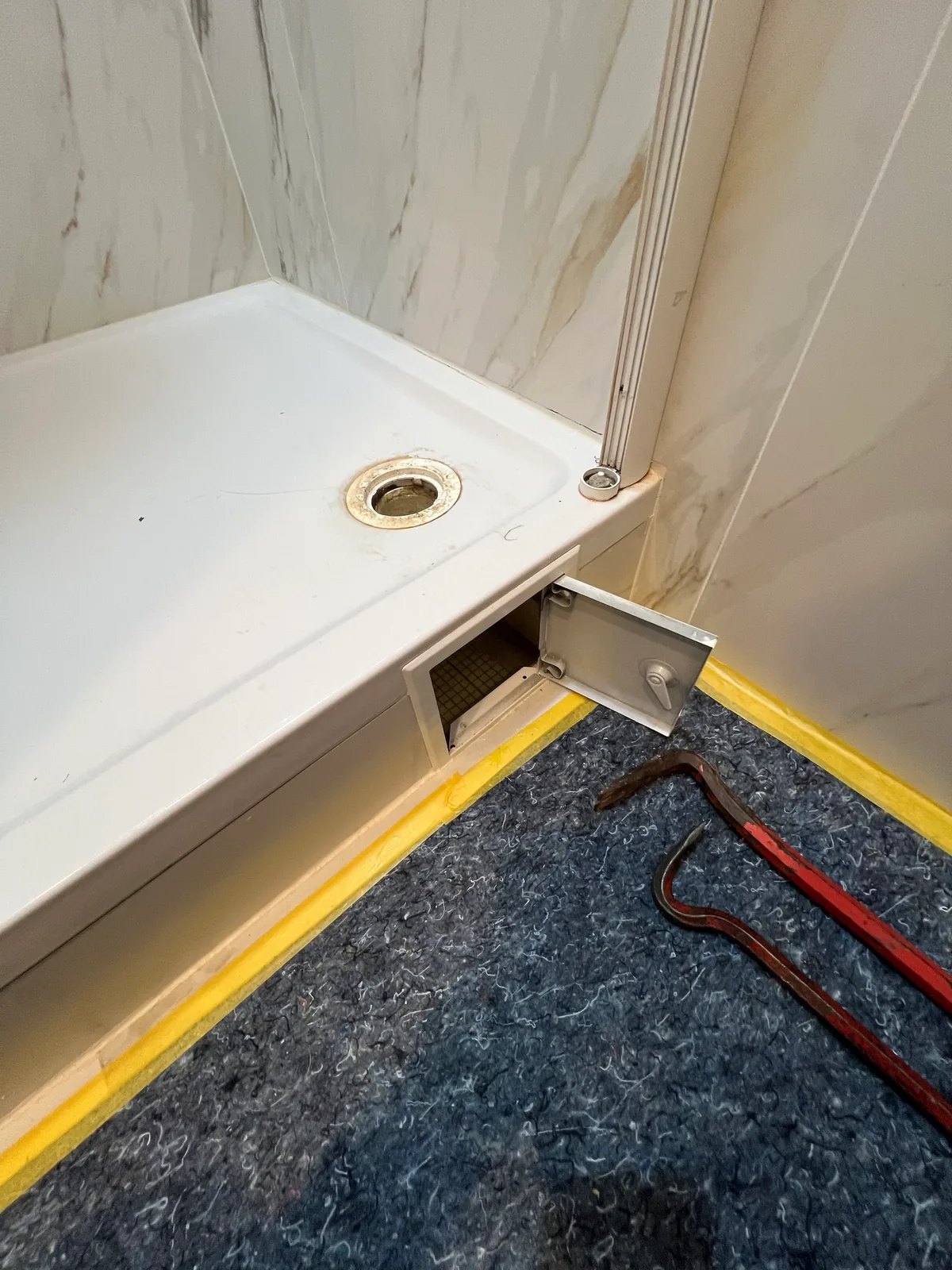 Duschecke vor dem Rückbau mit Wanne und Verkleidung
