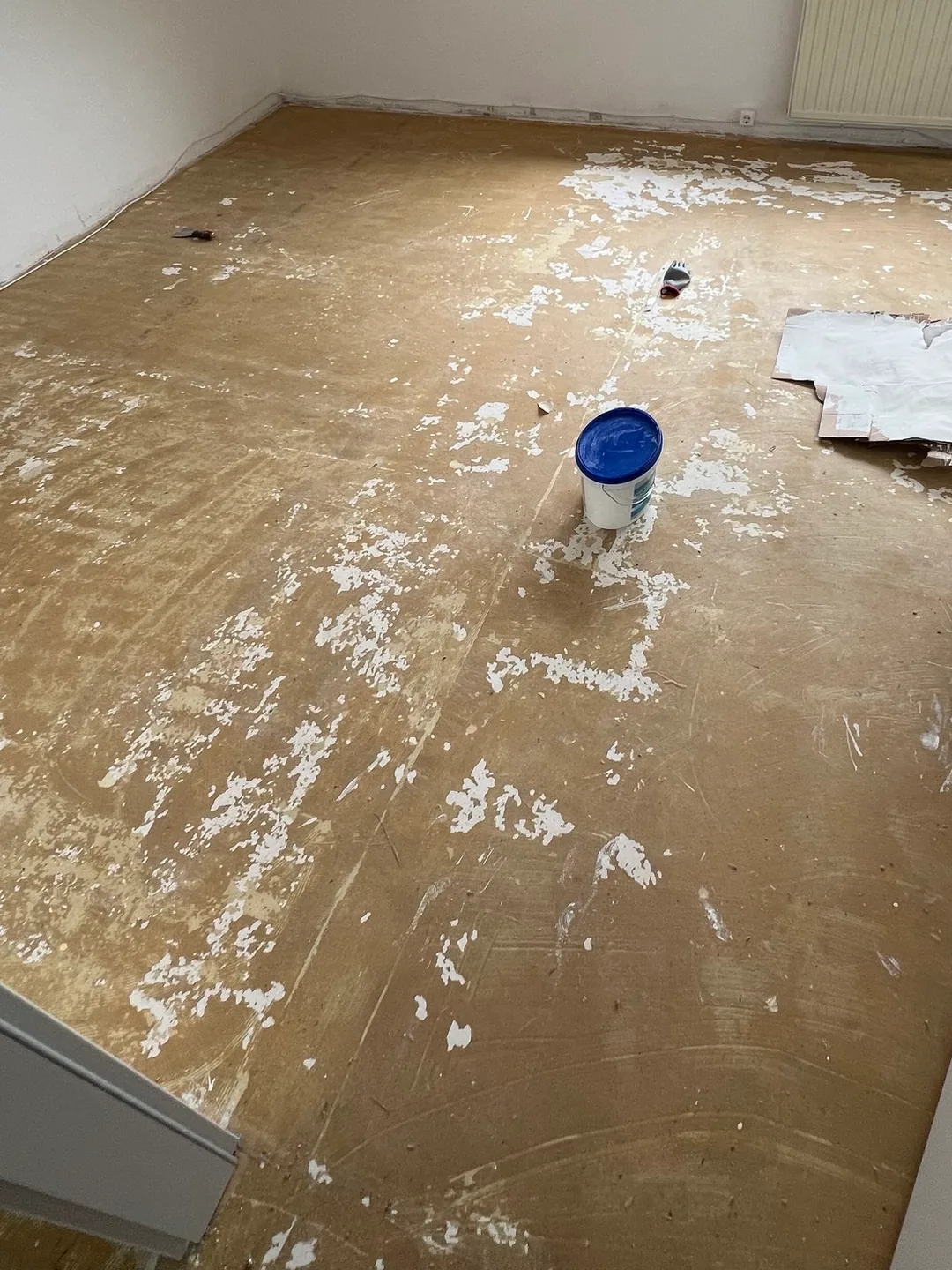 Zimmer im Dachgeschoss vorher, alter Untergrund mit Resten