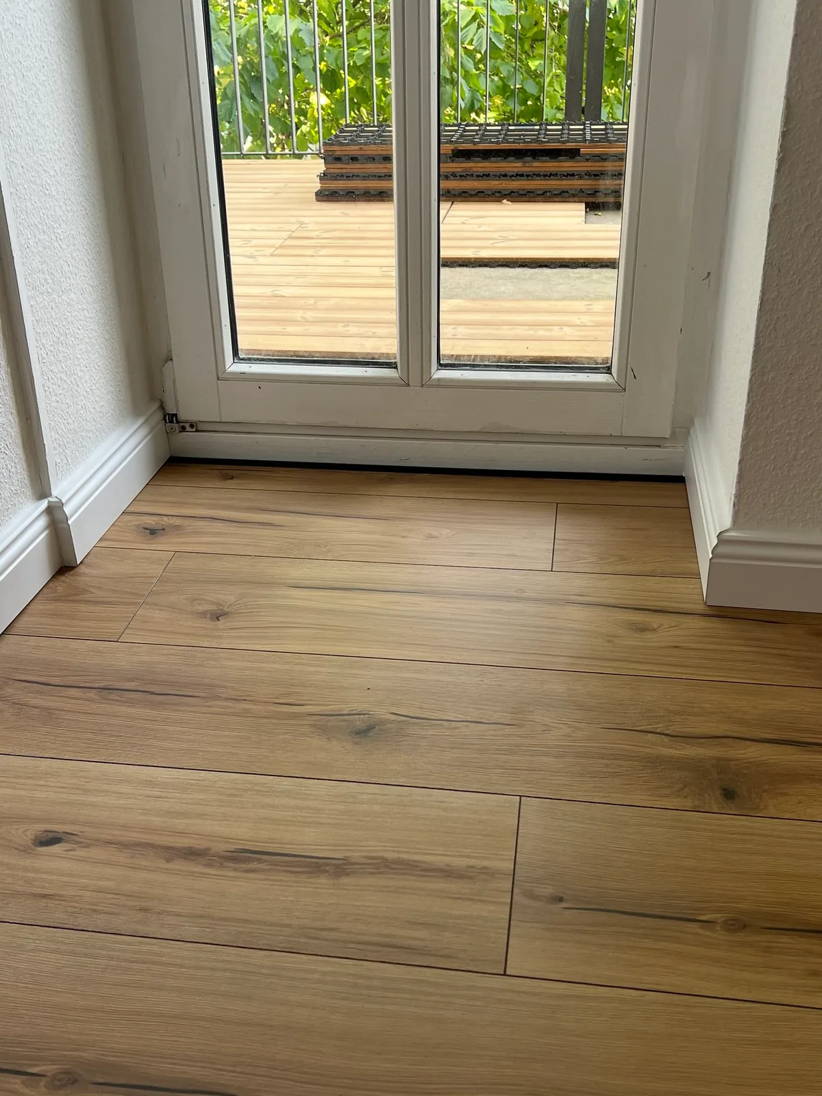 Balkontür nachher mit Klick-Designboden und neuen Sockelleisten