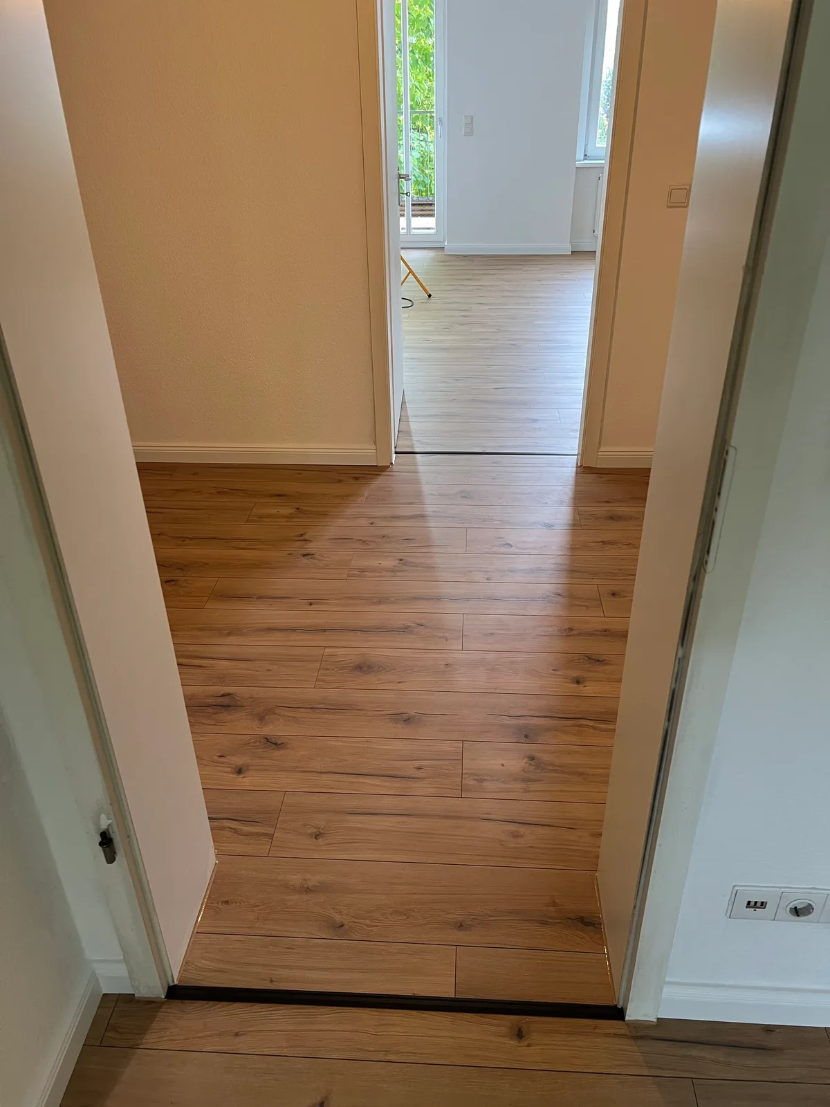 Derselbe Durchgang nachher mit Klick-Designboden und Übergangsprofil