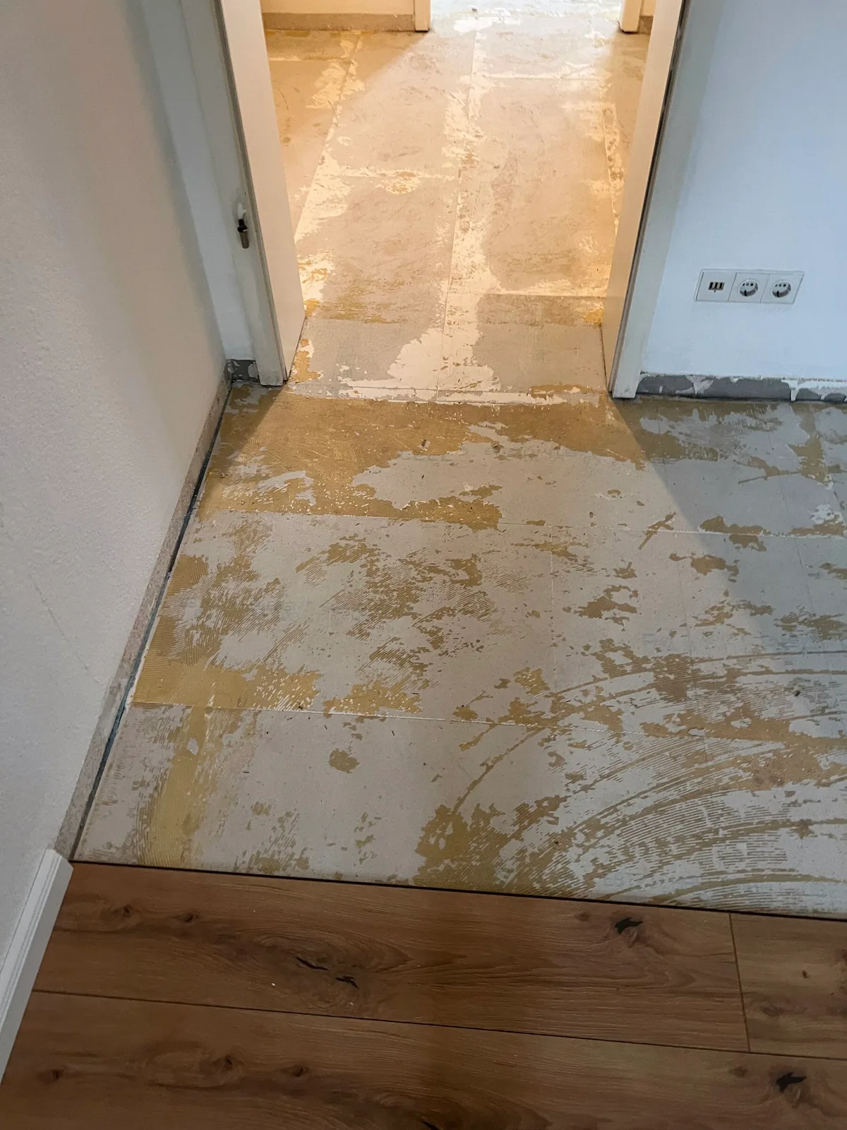 Durchgang während der Arbeit, vorn liegt schon der neue Boden