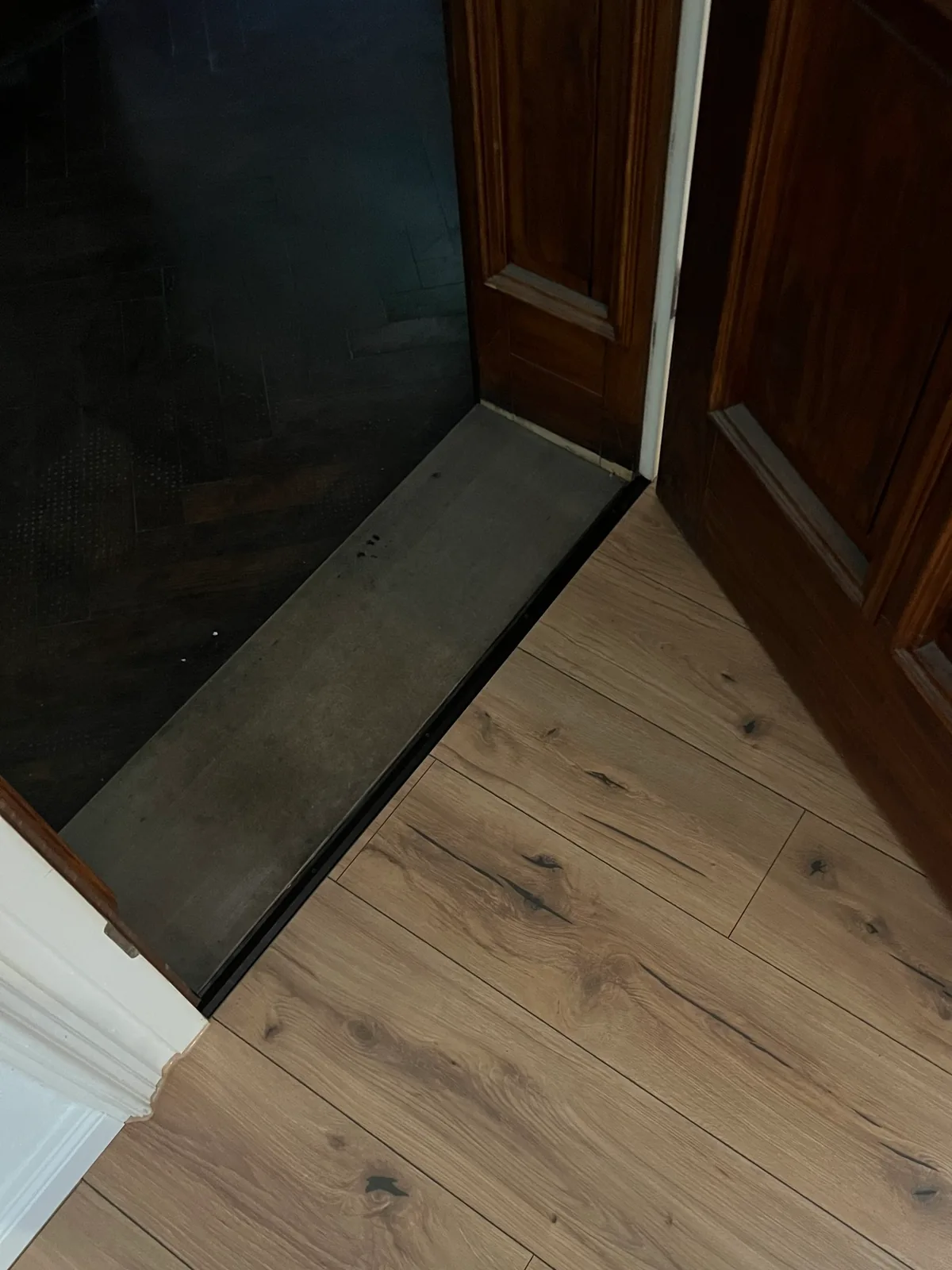 Schwelle an der Wohnungstür nachher mit Klick-Designboden