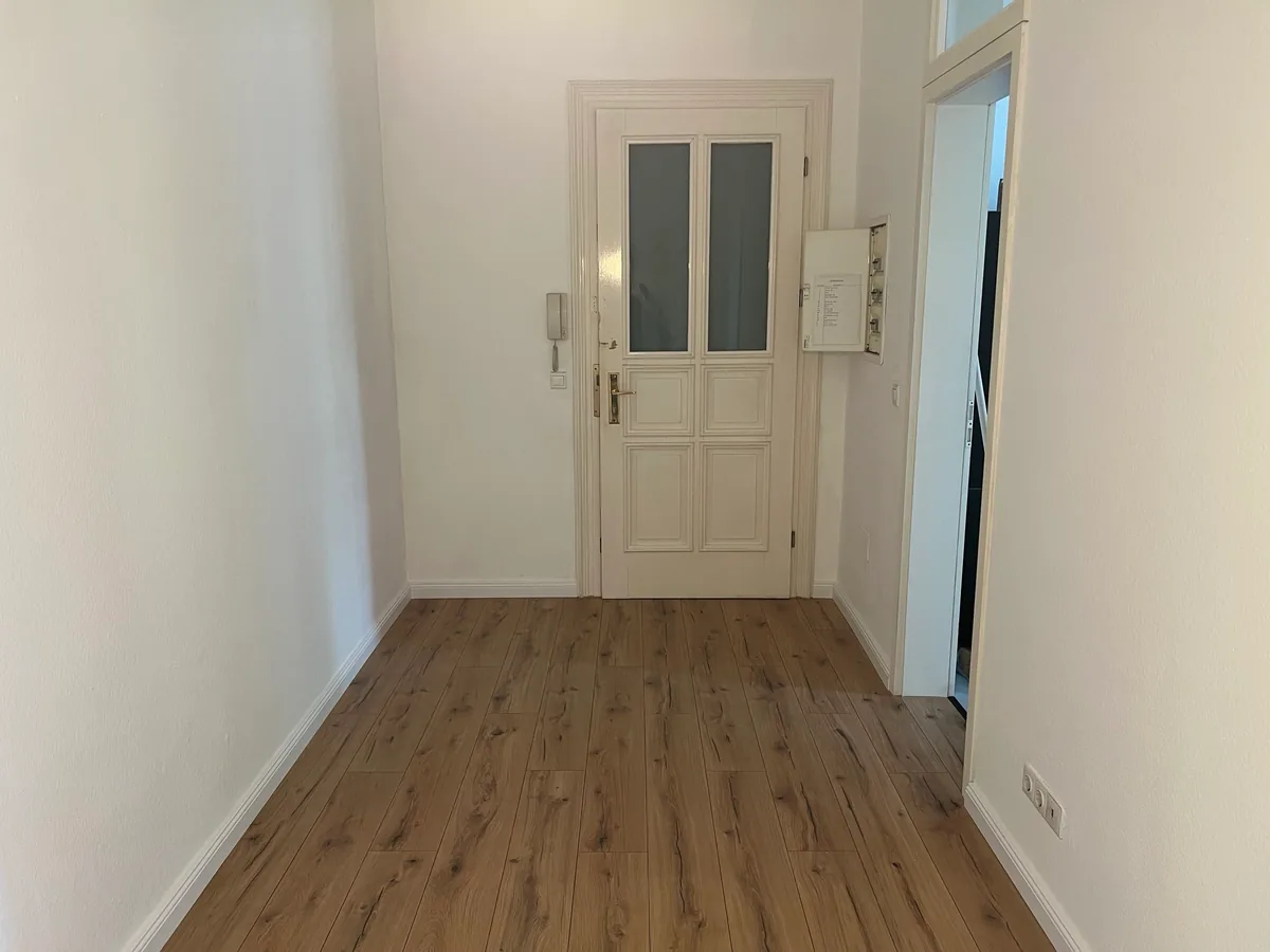 Flur im Altbau nachher mit Klick-Designboden