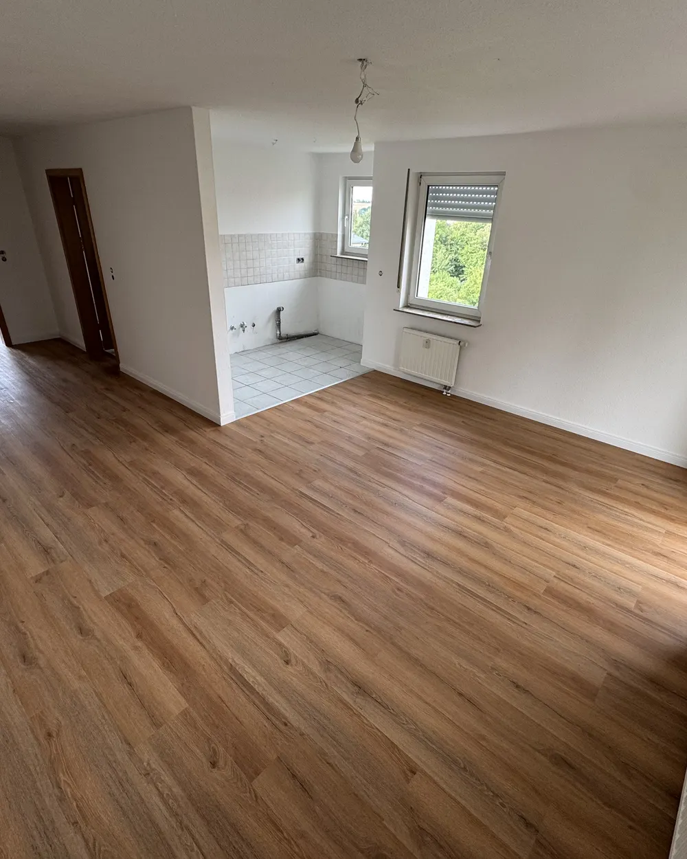 Neuer Vinylboden in einer leeren Wohnung